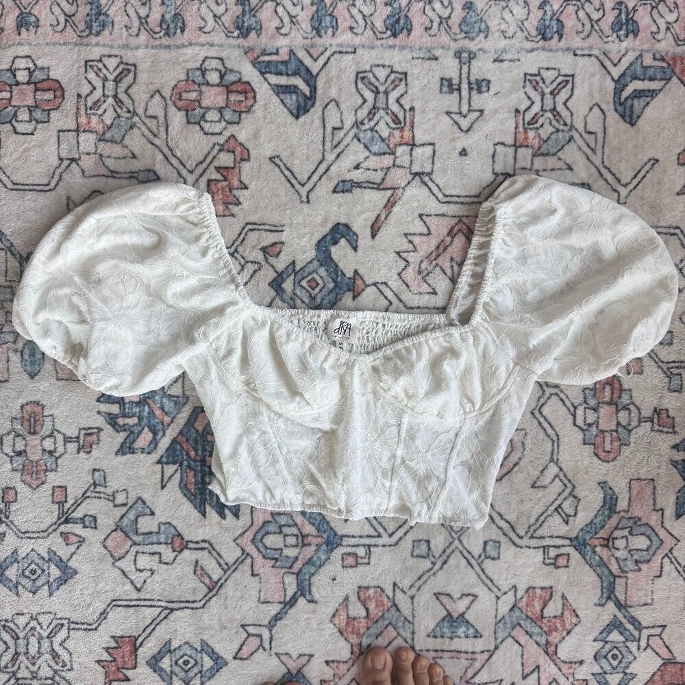 DRA Women's White Lace Puff Sleeve Crop Top - size Medium
